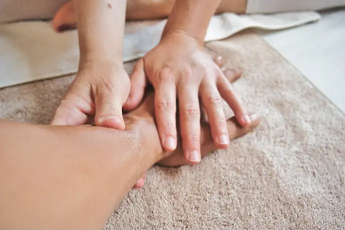 les mains des personnes sur les genoux des personnes